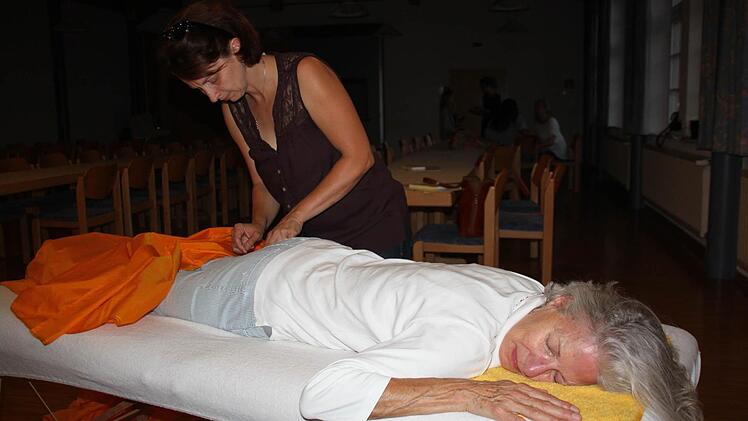 Bianca Rittelmeier massiert eine andere Teilnehmerin. Foto: Kerstin V&auml;th