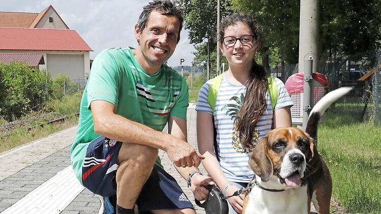 Familie Hartmann an der Bahnhaltestelle Manndorf