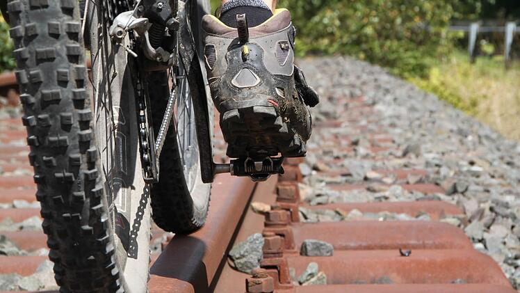 Während der Bau des Radwegs auf der bayerischen Seite entlang der ehemaligen Bahntrasse der Sinntalbahn bereits in vollem Gange  ist und noch bis Winter asphaltiert wird, ist auf der hessischen Seite von Jossa bis Zeitlofs noch nicht viel passiert.  Archivfoto:Ulrike Müller