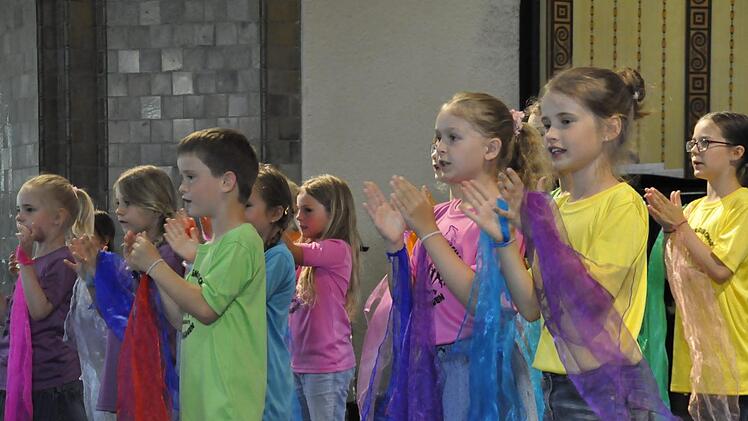 Mit der Mischung Tanz und Gesang begeisterte der Kinderchor auf Anhieb.  Foto: Peter Klopf