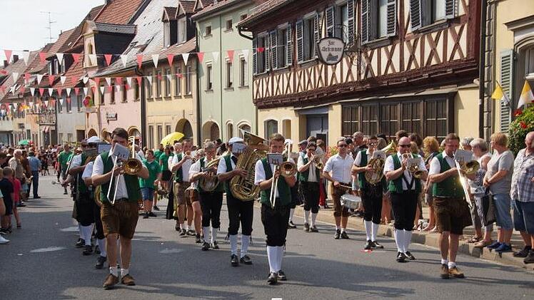 Auch die Musikkapelle Wattendorf spielte kräftig auf.