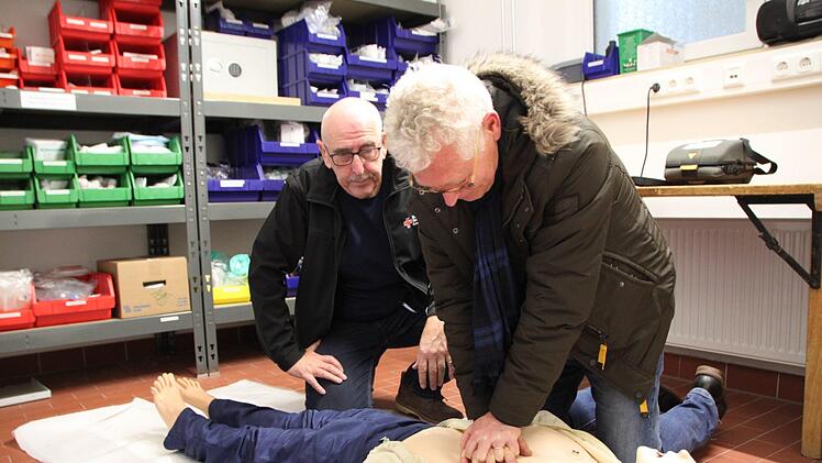 Szene nachgestellt: Wolfgang Harke demonstriert, wie er Erste Hilfe an einem hilflosen Mann geleistet hat. Michael Berger ist für den couragierten Einsatz dankbar. Foto: Ulrike Müller