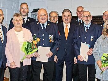 Unser Bild zeigt (von links) B&uuml;rgermeister Franz Uome, Rosemarie Kaspar, Yves W&auml;chter, Rainer Kaspar, Horst Tempel, Landrat Klaus Peter S&ouml;llner, Roland Zuber, Udo H&uuml;bschmann, Heiko St&auml;sche und Aurelia H&uuml;bschmann. Foto: privat
