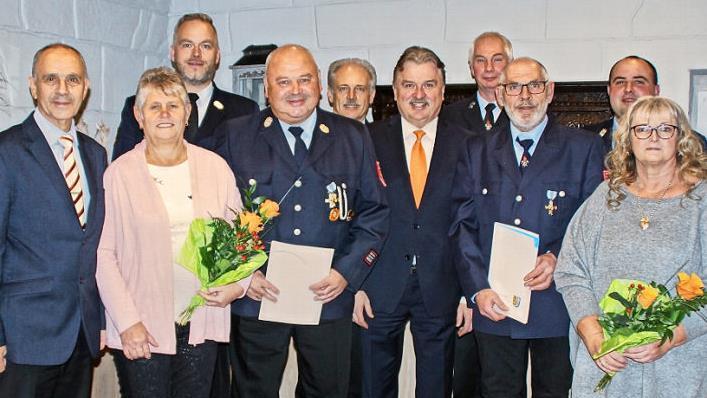 Unser Bild zeigt (von links) B&uuml;rgermeister Franz Uome, Rosemarie Kaspar, Yves W&auml;chter, Rainer Kaspar, Horst Tempel, Landrat Klaus Peter S&ouml;llner, Roland Zuber, Udo H&uuml;bschmann, Heiko St&auml;sche und Aurelia H&uuml;bschmann. Foto: privat