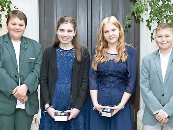 Jonathan Erl, Luca Missel, Lina Pötschke, Nele Tröger und Eliah Hain (von links) feierten mit Pfarrer Martin Straß (rechts) in Guttenberg ihre Konfirmation.