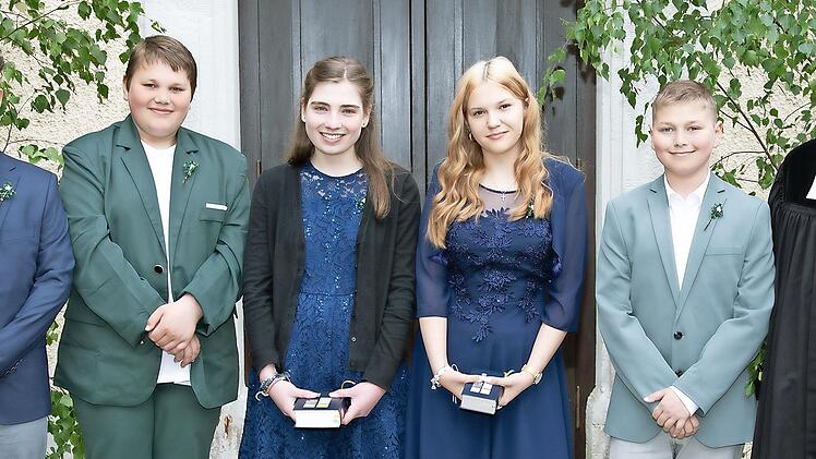 Jonathan Erl, Luca Missel, Lina Pötschke, Nele Tröger und Eliah Hain (von links) feierten mit Pfarrer Martin Straß (rechts) in Guttenberg ihre Konfirmation.