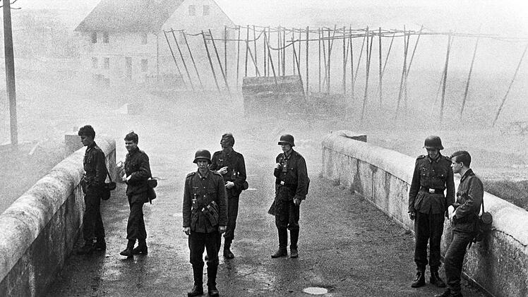 Eine l&auml;cherlich kleine Br&uuml;cke, eine l&auml;cherlich kleine Gruppe, eine gro&szlig;e Trag&ouml;die: Die unbedarften Obersch&uuml;ler Hans, Albert, Walter, J&uuml;rgen, Klaus, Sigi und Karl (von links: Folker Bohnet, Fritz Wepper, Michael Hinz, Frank Glaubrecht, Volker Lechtenbrink, G&uuml;nther Hoffmann, Karl Michael Balzer) werden in einen sinnlosen Tod geschickt.