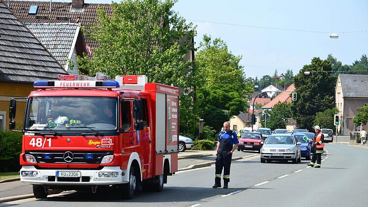 Während der Bergung war die Hauptstraße gesperrt.