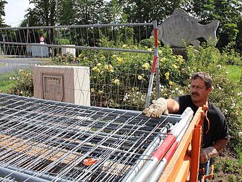 Mitarbeiter des städtischen Bauhofs montierten am Montag am Höchstadter Karpfenkreisel den Bauzaun wieder ab.  Foto: Andreas Dorsch