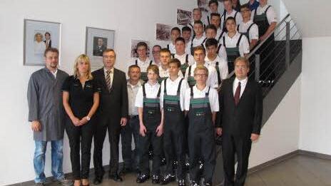 Die Auszubildenden und Dualen Studenten am Schaeffler-Standort in H&ouml;chstadt mit dem Werkleiter Harald Finster, Personalleiter Bernhard Hobner (3. v. l.), Betriebsratsvorsitzendem Roland Holler (4. v. l.), Ausbilder Martin Gruber (1. v. l.) und Tina Paulus (2. v. l.) vom Personalmanagement Ausbildung Foto: privat