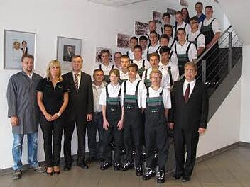 Die Auszubildenden und Dualen Studenten am Schaeffler-Standort in Höchstadt mit dem Werkleiter Harald Finster, Personalleiter Bernhard Hobner (3. v. l.), Betriebsratsvorsitzendem Roland Holler (4. v. l.), Ausbilder Martin Gruber (1. v. l.) und Tina Paulus (2. v. l.) vom Personalmanagement Ausbildung Foto: privat