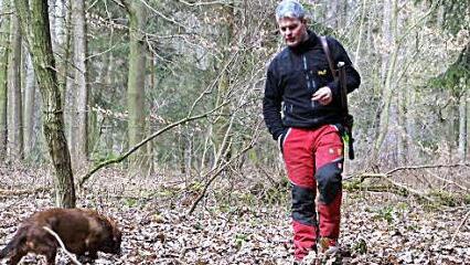 Der Jagdpächter und Vorsitzende des Jägervereins Lichtenfels, Michael Ament, in seinem 800 Hektar großen Jagdrevier bei Tiefenroth.