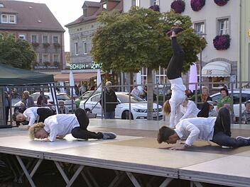 Die Breakdance-Meister "Lunatics" wirbeln auf der Bühne. Foto: Winfried Ehling