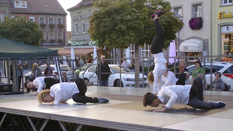 Die Breakdance-Meister "Lunatics" wirbeln auf der Bühne. Foto: Winfried Ehling