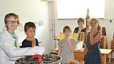 Die Schüler freuen sich über ihre neue Honigschleuder. Foto: Hofmann
