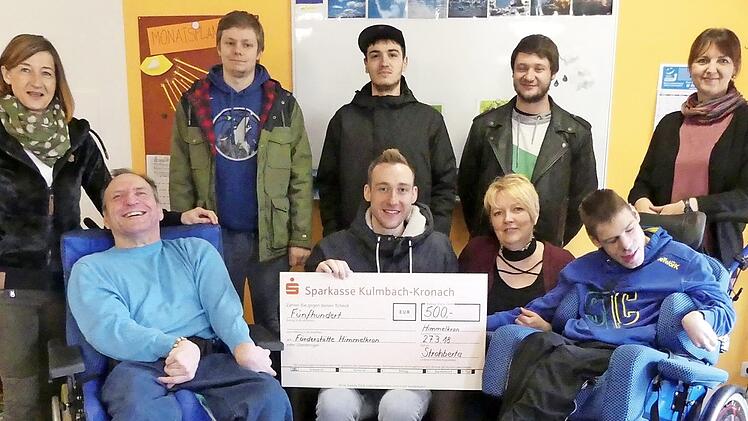 Bei der Spendenübergabe der Trebgaster "Strohberta" in der Förderstätte der Himmelkroner Heime freuen sich (vorne, von links) Uli, Christian Kauper, Petra Seiferth und Martin, sowie (hinten von links) Anja Pleiner, Johannes Fischer, Christopher Grampp, Patrick Hopfer und Daniela Frisch. Foto: Dieter Hübner