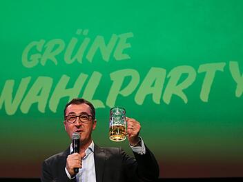 Auf diese Umfrageergebnisse kann man schon mal anstoßen: MdB Cem Özdemir  und seine Grünen sind auf dem besten Weg zur Volkspartei. Laut einer Umfrage sind knapp die Hälfte aller Bundesbürger potenzielle Grünen-Wähler. Foto: Karl-Josef Hildenbrand/dpa