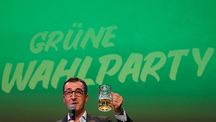 Auf diese Umfrageergebnisse kann man schon mal anstoßen: MdB Cem Özdemir  und seine Grünen sind auf dem besten Weg zur Volkspartei. Laut einer Umfrage sind knapp die Hälfte aller Bundesbürger potenzielle Grünen-Wähler. Foto: Karl-Josef Hildenbrand/dpa