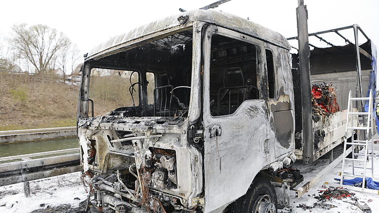 Ein Lastwagen ist am Mittwoch (7. April 2021) ist gegen 11.45 Uhr auf der Südwesttangente zwischen Nürnberg-Gebersdorf und der B14 kurz vor der Anschlussstelle Schweinau in Flammen aufgegangen.