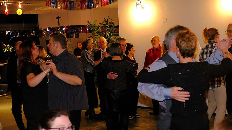 Sehr atmosphärisch war der Silvesterball in der Georgi-Kurhalle 2018. Dieses Jahr fällt die Veranstaltung wegen der Corona-Pandemie erneut aus. Foto: Archiv/Gerd Schaar