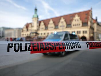 Auto in Leipzig in Menschengruppe gefahren