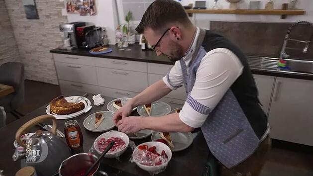 Den San Sebastian Cheesecake garniert Philipp mit Himbeeren und Erdbeeren.