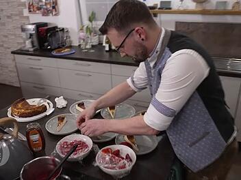Den San Sebastian Cheesecake garniert Philipp mit Himbeeren und Erdbeeren.