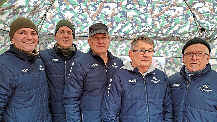 Einsatz f&uuml;r den guten Zweck: Die Helfer der RK Wildflecken beim Bratwurst- und Getr&auml;nkeverkauf zugunsten des Volksbundes Deutsche Kriegsgr&auml;berf&uuml;rsorge (von links): Adrian Kozot, RK-Vorsitzender David Baer, Harald Dziadek, Ralf Hepke und Klaus Schu...