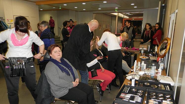 In der Pause konnten sich Besucher kostenlos schminken lassen. Foto: Rainer Fritsch