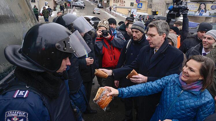 Victoria Nuland, im US-Außenministerium zuständig für Europa und Eurasien, verteilt auf dem Maidan in Kiew Kekse an Sicherheitskräfte und Demonstranten. Foto: Andrew Kravchenko/dpa