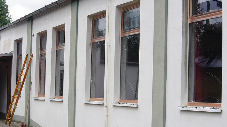 Glück für die SG Thurnau, dass an ihrem Schützenhaus nur die äußeren der doppelt verglasten Fenster barsten. So blieb der Saal vor Funkenflug verschont.