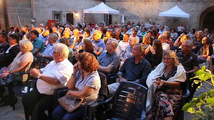 Das Premierenpublikum zur Eröffnung der diesjährigen Schlossfestspiele Thurnau. Foto: Klaus Klaschka