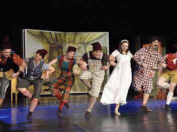 Schneewittchen aus Neustreliz: Die sieben Zwerge haben ihre Frauenquote beim Showtanz erfüllt. Foto: Peter Klopf