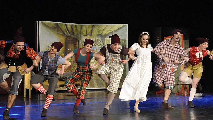 Schneewittchen aus Neustreliz: Die sieben Zwerge haben ihre Frauenquote beim Showtanz erfüllt. Foto: Peter Klopf