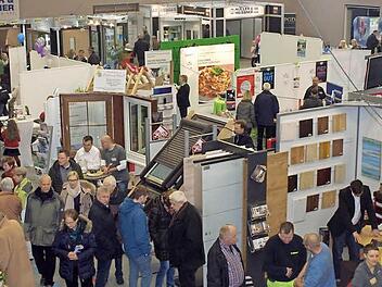 Die 8. Auflage der Oerlenbacher Gewerbeschau übertraf in jeder Hinsicht die Erwartungen: Sehr viele Besucher, zufriedene Unternehmen mit erfolgreichen Kundengesprächen und das passende Ambiente in und an der neuen Wilhelm-Hegler-Halle.  Foto: Stefan Geiger