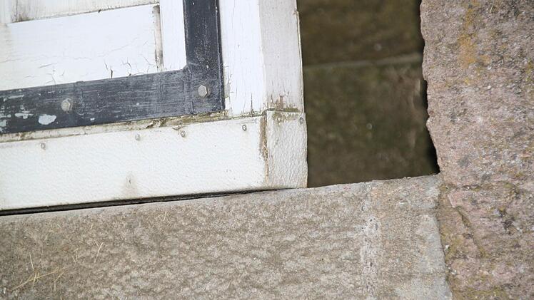 Nicht nur die Gartentüre klemmt, auch im Haus selbst bereiten Risse und Verschiebungen Sorge. Foto: Ulrike Müller