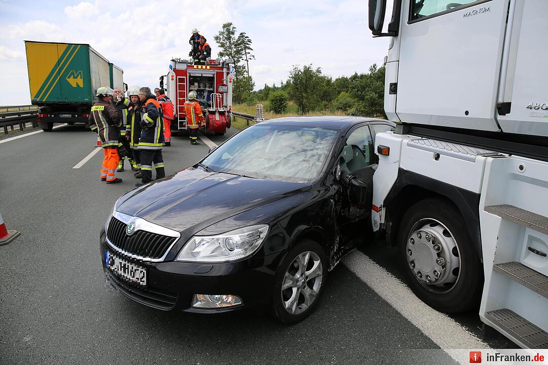 Lkw schleift Skoda vor sich her