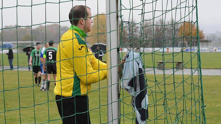 Gut getrocknet, ist halb gehalten: Matthias Fischer, Keeper der SG Oberbach/Riedenberg II. Foto: ssp