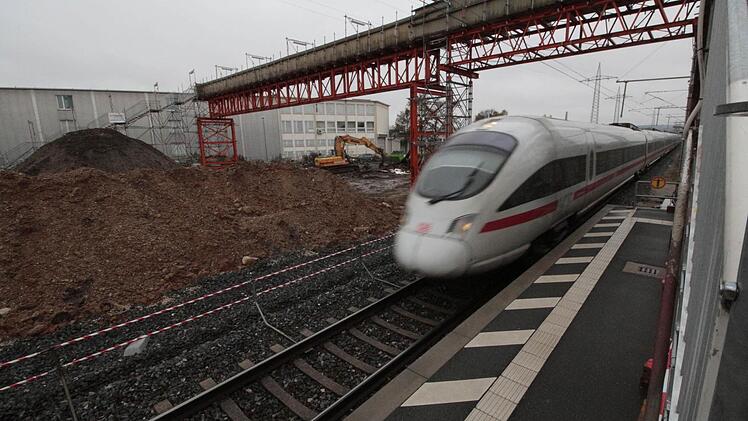 Saust der ICE durch, wirkt der Erdaushub (links) wie ein Lärmschutzwall. Foto: Josef Hofbauer