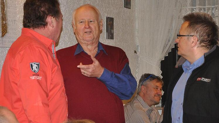 Karl-Heinz Carra (Mitte) lud zu seinem 75. Geburtstag viele ehemalige Weggefährten nach Schlaifhausen ein.  Foto: Leo Hühnlein