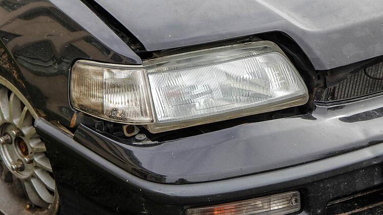 Ein betrunkener 31-J&auml;hriger ist in Ebersdorf erst gegen einen Zaun gefahren und dann gefl&uuml;chtet. Sein Fahrzeug konnte er nur ungen&uuml;gend verbergen. Symbolfoto: Christopher Schulz