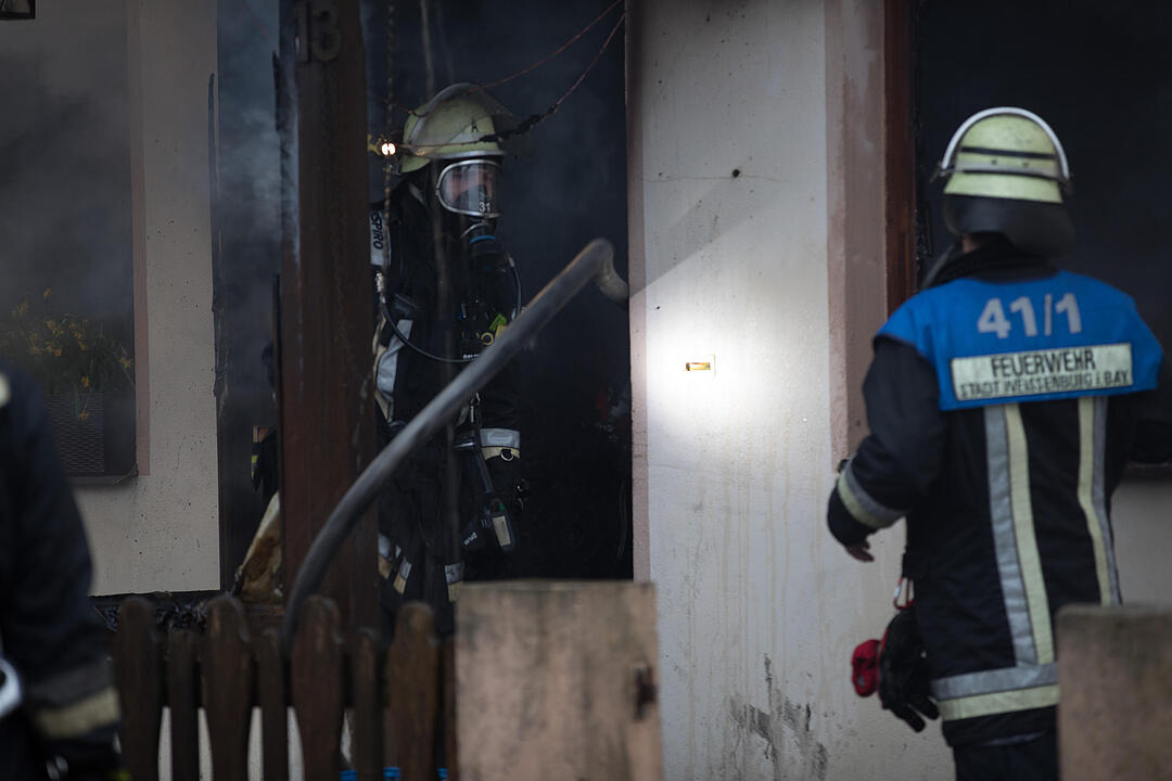 Brand in Doppelhaushälfte: Anderer Gebäudeteil in Mitleidenschaft gezogen - Bewohner leicht verletzt – Feuerwehr muss Dachstuhl öffnen, um Glutnester zu bekämpfen