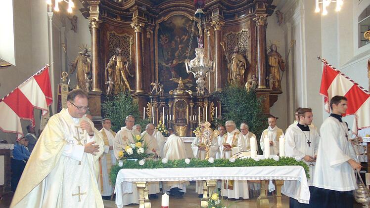 Viele Geistliche kamen zur Primiz  Foto: Petra Malbrich