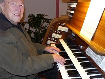 Otmar Föhr an der Orgel der St.-Bartholomäus-Kirche in Wartenfels. Foto: Klaus-Peter Wulf