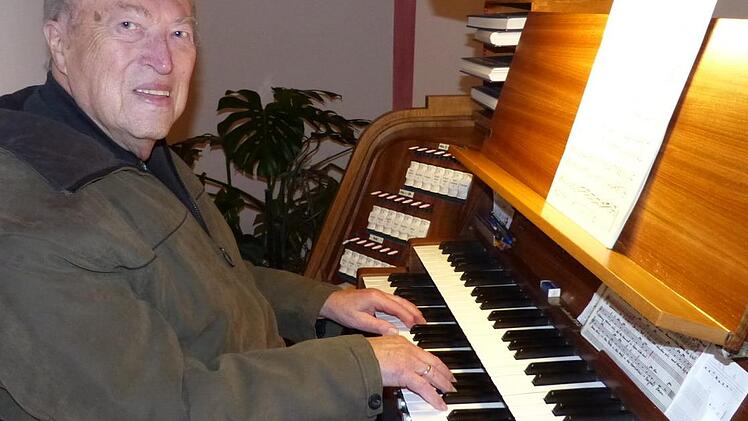 Otmar Föhr an der Orgel der St.-Bartholomäus-Kirche in Wartenfels. Foto: Klaus-Peter Wulf