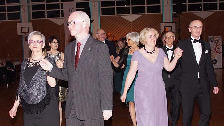 Zu einem Ball gehört natürlich eine Eröffnungspolonaise, hier Kreisvorsitzender Johannes Simon mit Ehefrau Annerose (links) und Landrat Wilhelm Schneider mit Frau Larissa.