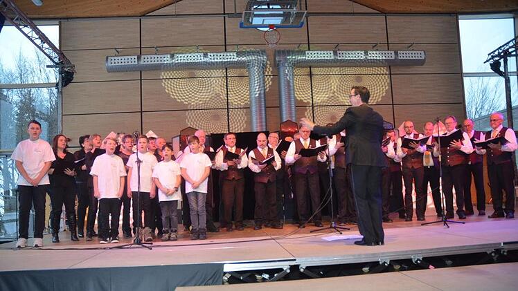 Eine außergewöhnliche Gesangskonstellation, der Männerchor der Sängervereinigung Edelweiß Windheim mit den Rennsteigspatzen und dem Frauensingkreis Steinbach am Wald.K.-H. Hofmann