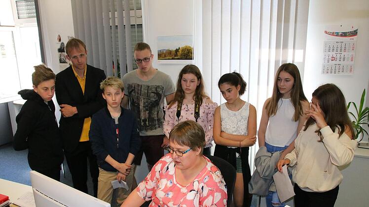Die stellvertretende Redaktionsleiterin Annett Lüdeke (vorne) erläutert Michael Presl (links hinten) und den Schülern des Kissori-Lernzentrums die tägliche Arbeit der Redaktion. Foto: Ralf Ruppert