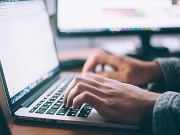 Großer Laptop-Vergleich bei Stiftung Warentest - getestet wurden viele Modelle mit unterschiedlichen Anforderungen. Symbolfoto: Glenn Carstens-Peters/unsplash.com