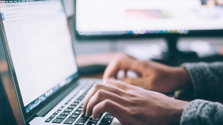 Großer Laptop-Vergleich bei Stiftung Warentest - getestet wurden viele Modelle mit unterschiedlichen Anforderungen. Symbolfoto: Glenn Carstens-Peters/unsplash.com